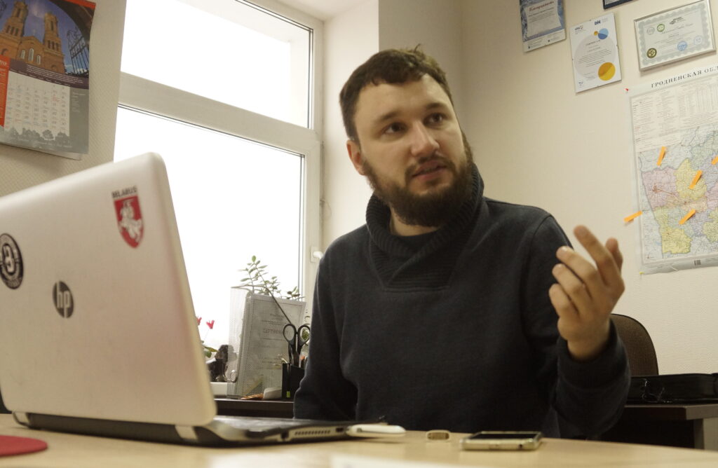 Главный редактор Hrodna.life: «Рекламировать родную страну туристам никогда не было преступлением» Главный редактор Hrodna.life Алексей Шота на редакционной планерке в 2017 году