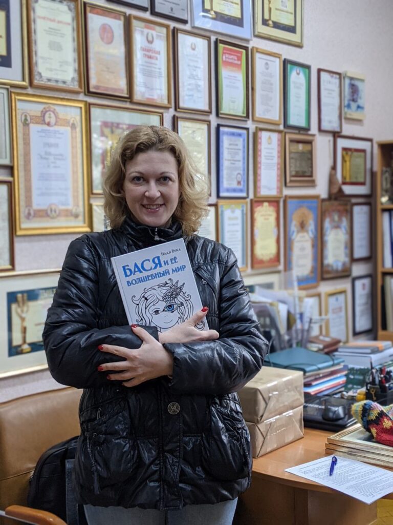 "Так трэба". На выставе ў Гродне знялі некалькі карцін з-за чырвона-белай расфарбоўкі
