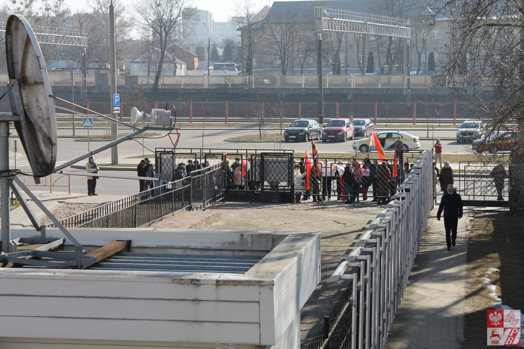 Коммунисты, НОДовцы и Белая Русь митинговали возле Генконсульств Польши и Литвы в Гродно. Власти разрешили