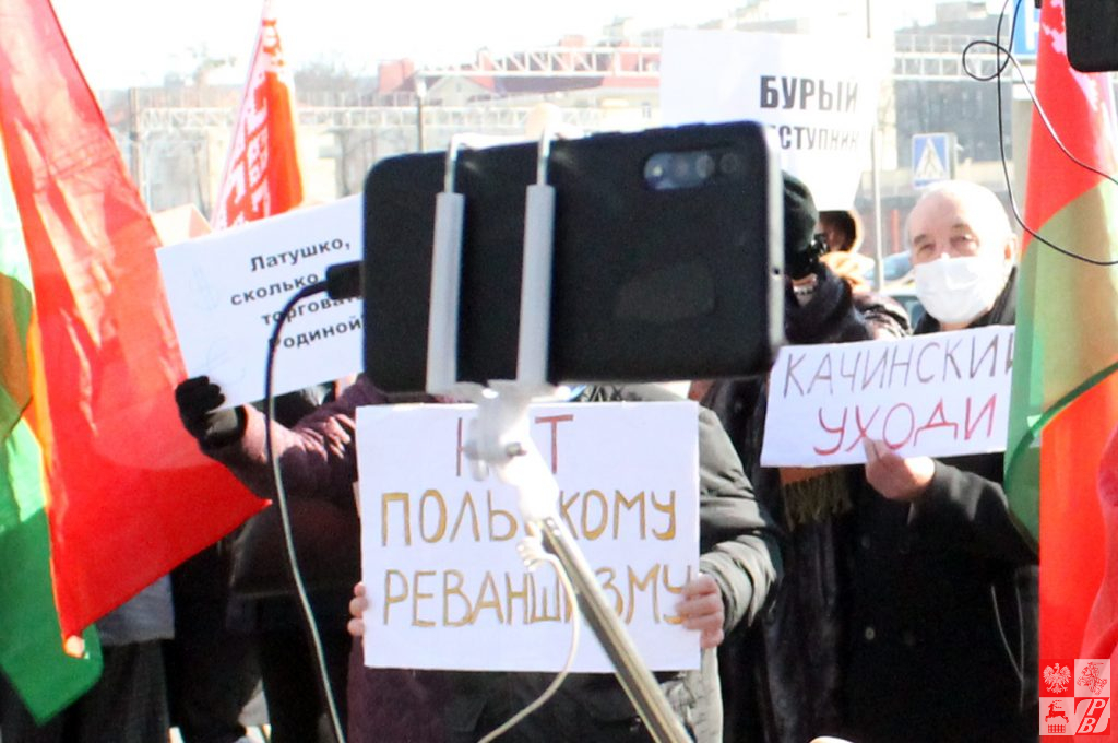 Коммунисты, НОДовцы и Белая Русь митинговали возле Генконсульств Польши и Литвы в Гродно. Власти разрешили