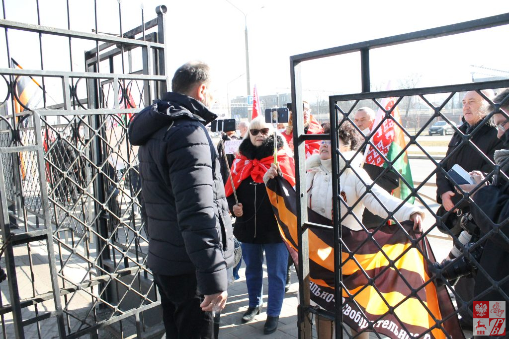 Коммунисты, НОДовцы и Белая Русь митинговали возле Генконсульств Польши и Литвы в Гродно. Власти разрешили