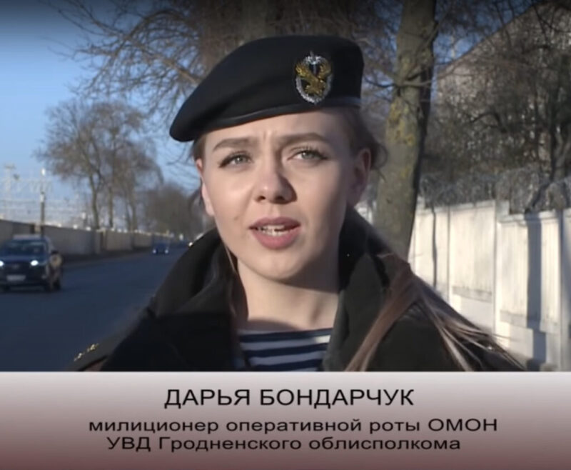У справе толькі дзяўчаты. Гродзенцы далі 1,5 гады хатняй хіміі за абразу супрацоўніцы АМАП