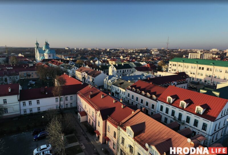 «У кожным акне па паштоўцы». Творчая сям'я - пра сваю кватэру на паддашку