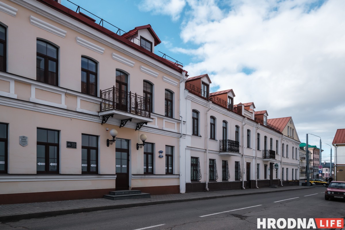 «У кожным акне па паштоўцы». Творчая сям'я - пра сваю кватэру на паддашку
