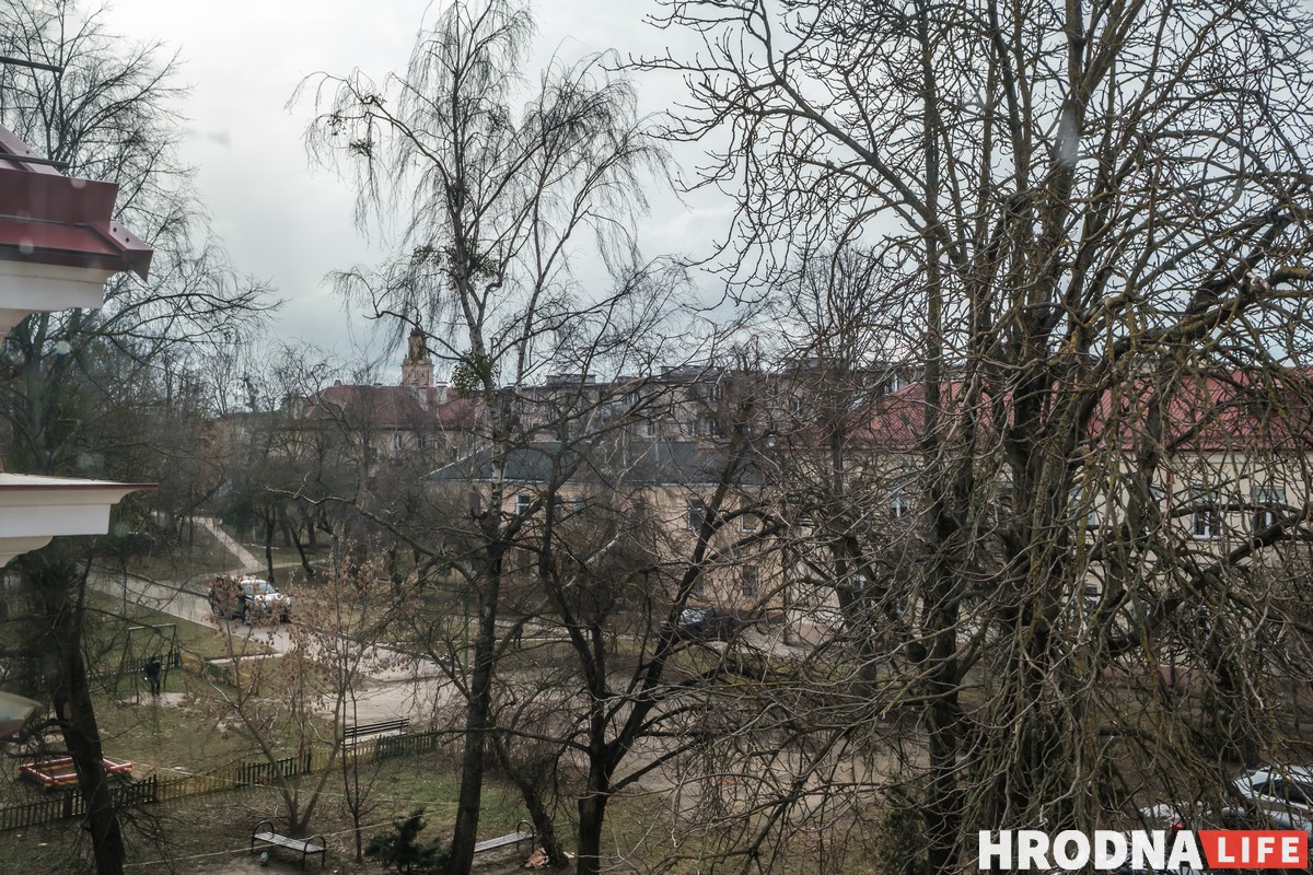 «У кожным акне па паштоўцы». Творчая сям'я - пра сваю кватэру на паддашку