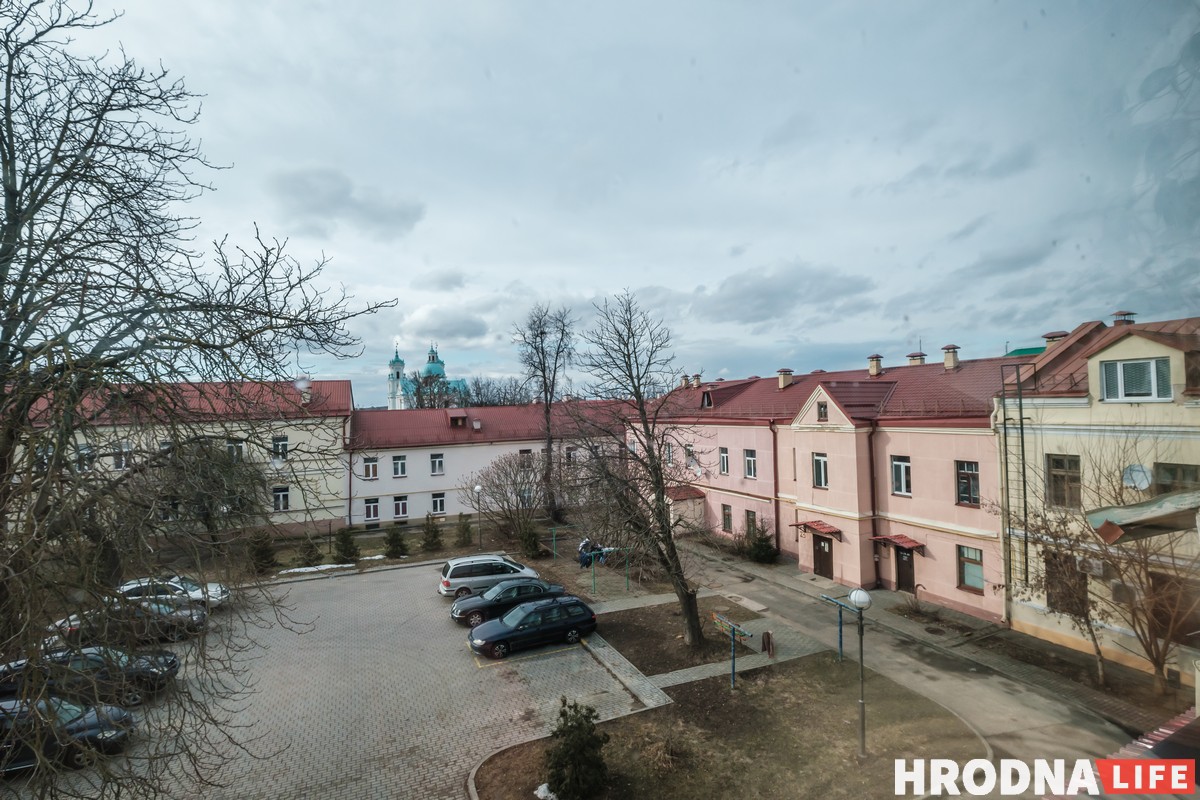 «У кожным акне па паштоўцы». Творчая сям'я - пра сваю кватэру на паддашку