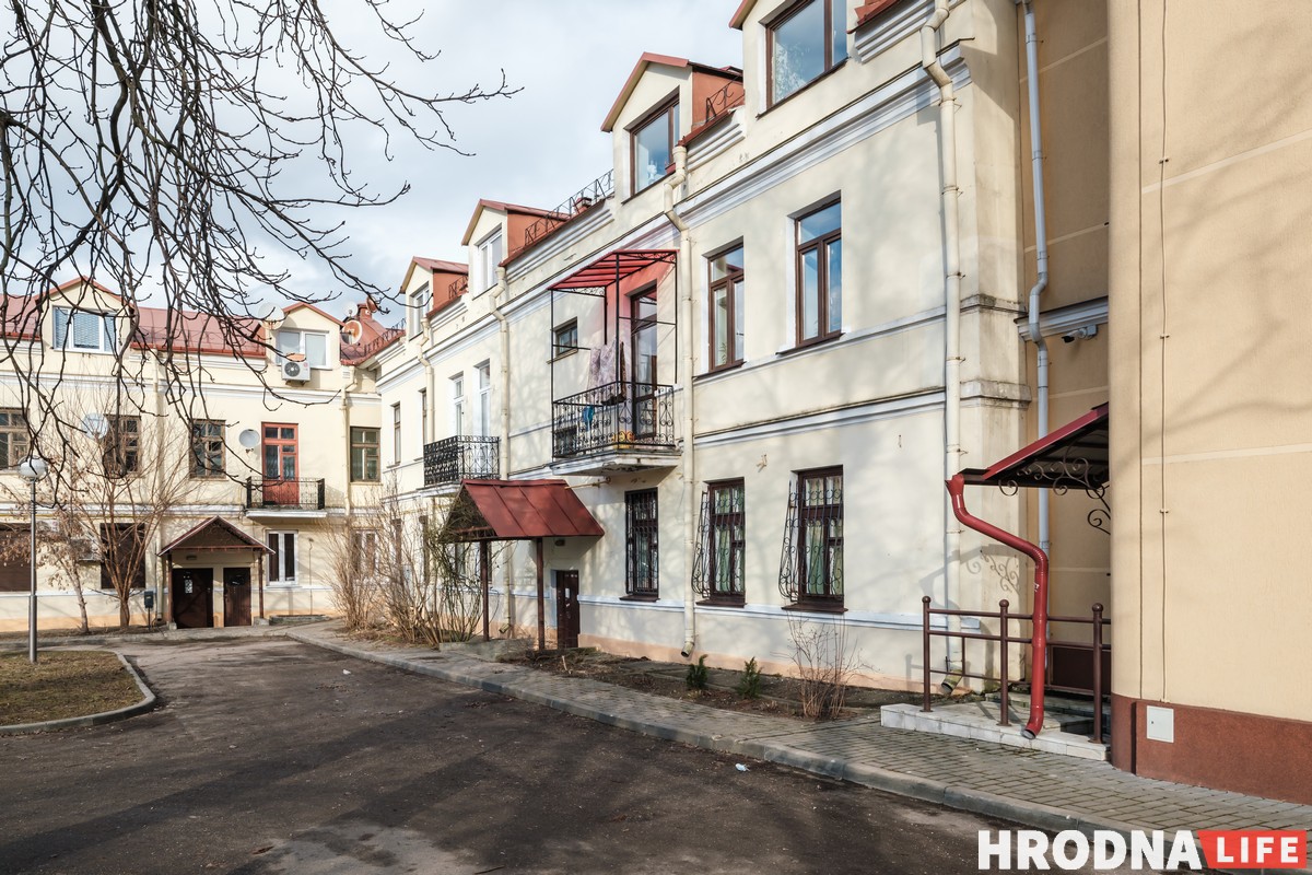 «У кожным акне па паштоўцы». Творчая сям'я - пра сваю кватэру на паддашку
