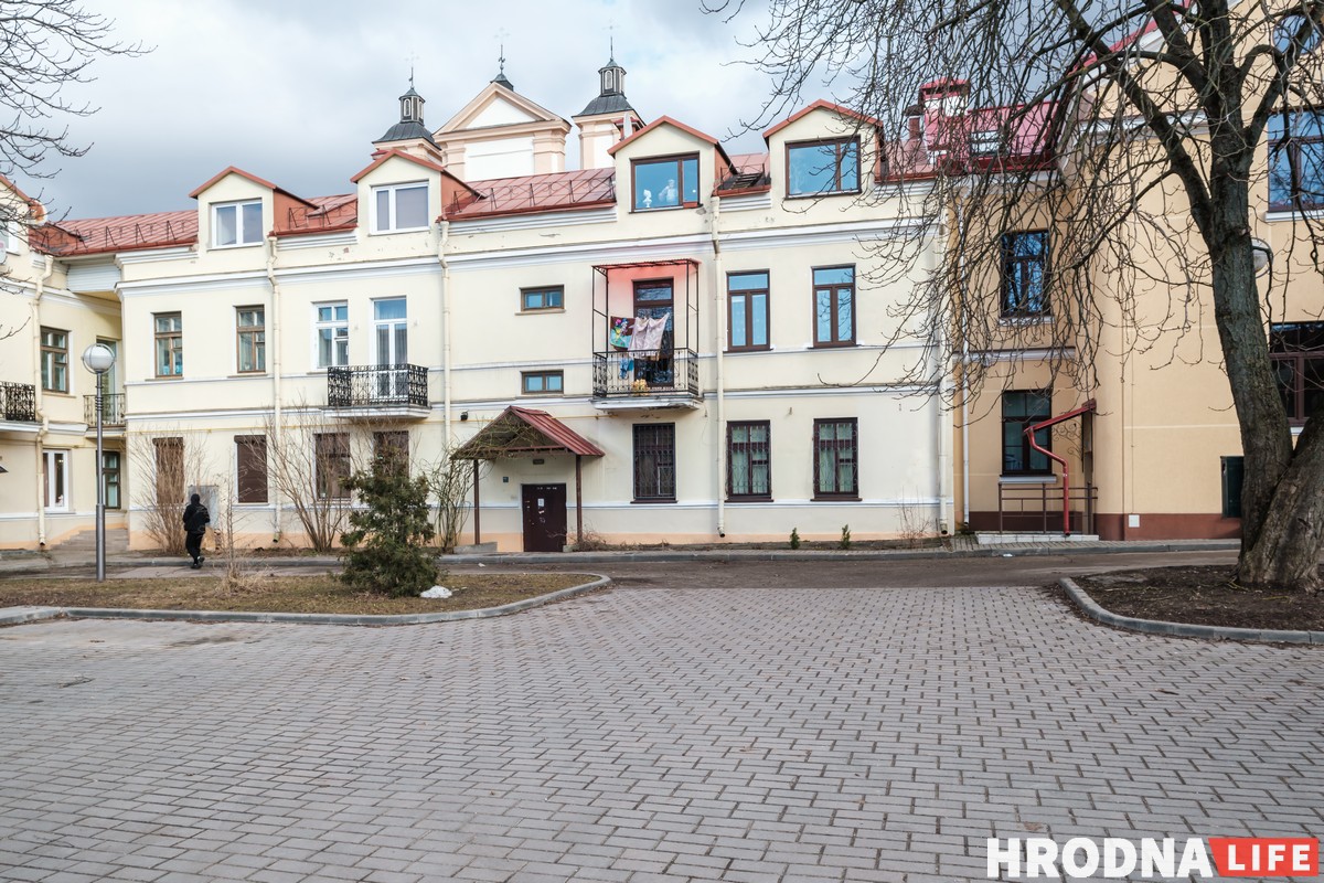 «У кожным акне па паштоўцы». Творчая сям'я - пра сваю кватэру на паддашку