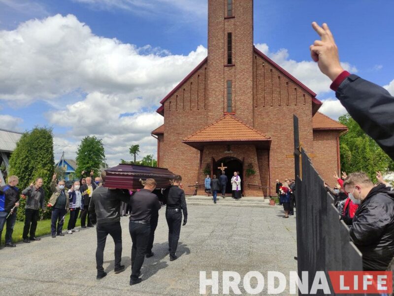 Накрыли "родным сцягам". Как в Берёзовке попрощались с Витольдом Ашурком Накрыли "родным сцягам". Как в Берёзовке попрощались с Витольдом Ашурком