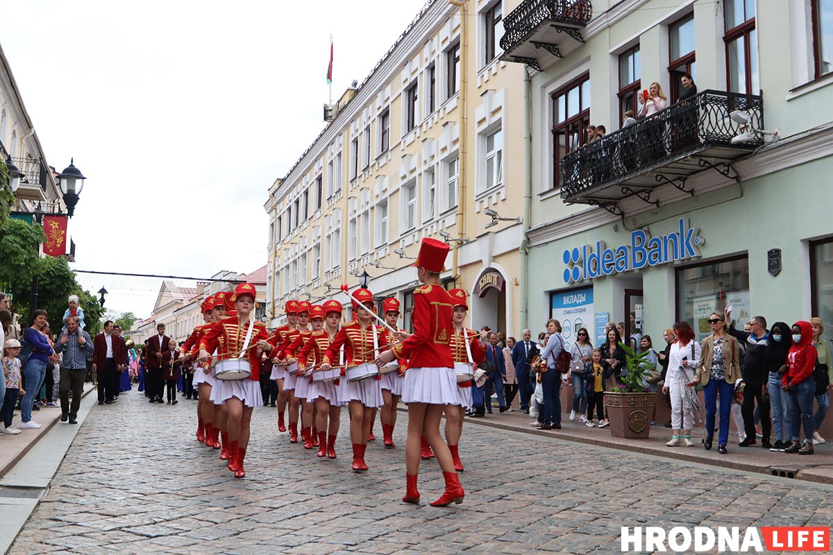 На Дне семьи в Гродно детям дали подержать дубинки и оружие