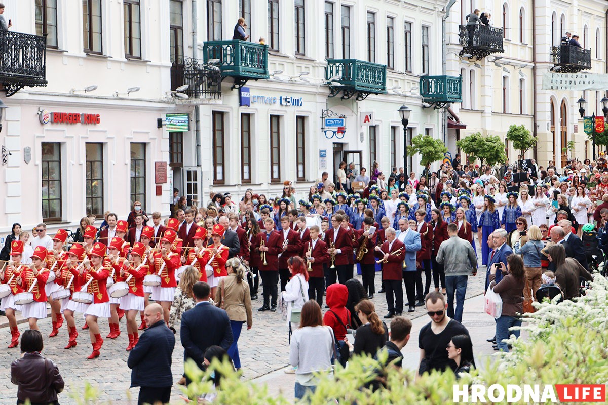 На Дне семьи в Гродно детям дали подержать дубинки и оружие