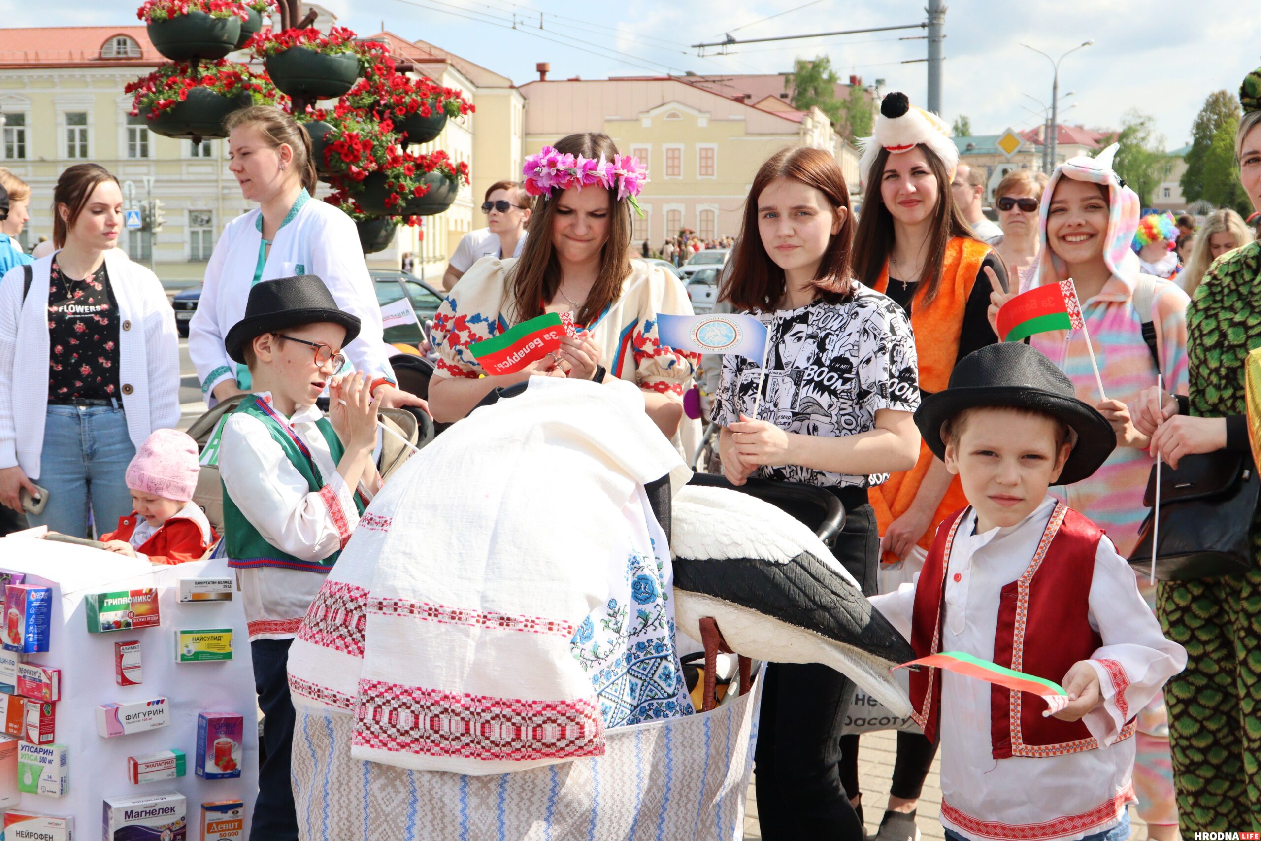 На Дне семьи в Гродно детям дали подержать дубинки и оружие