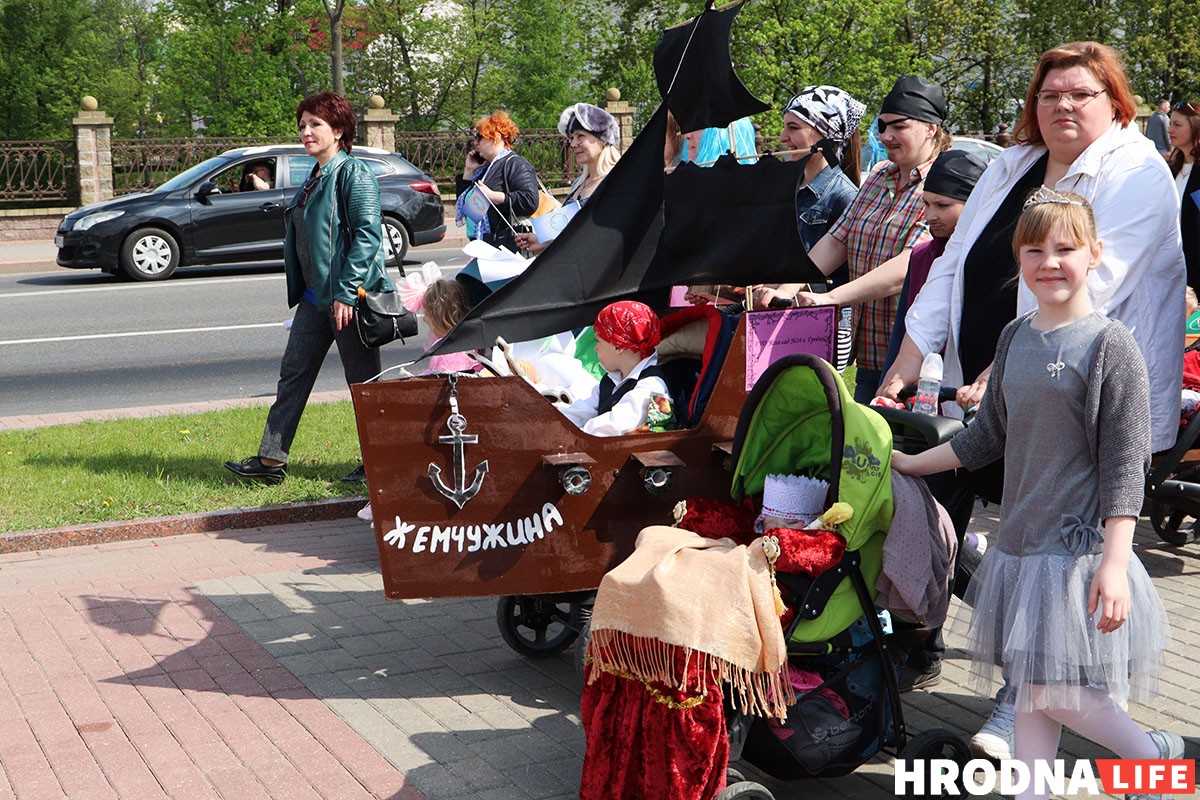 На Дне семьи в Гродно детям дали подержать дубинки и оружие