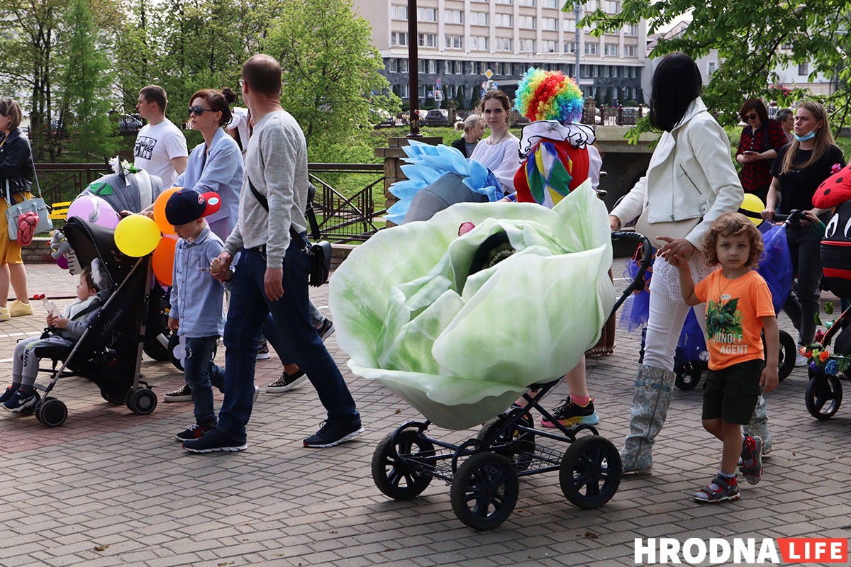 На Дне семьи в Гродно детям дали подержать дубинки и оружие