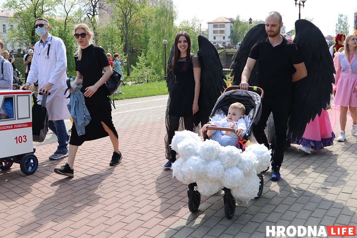 На Дне семьи в Гродно детям дали подержать дубинки и оружие