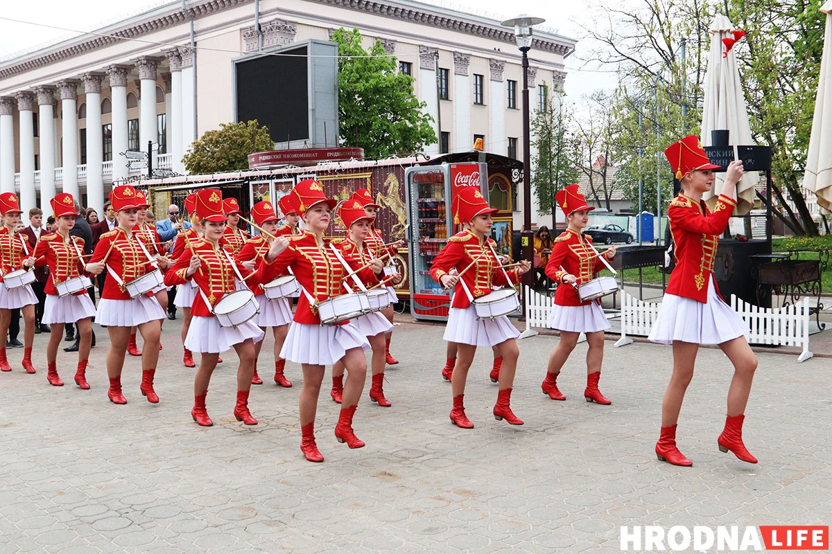 На Дне семьи в Гродно детям дали подержать дубинки и оружие