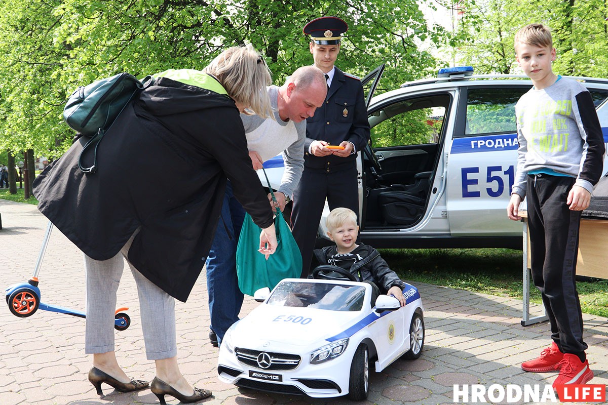 На Дне семьи в Гродно детям дали подержать дубинки и оружие