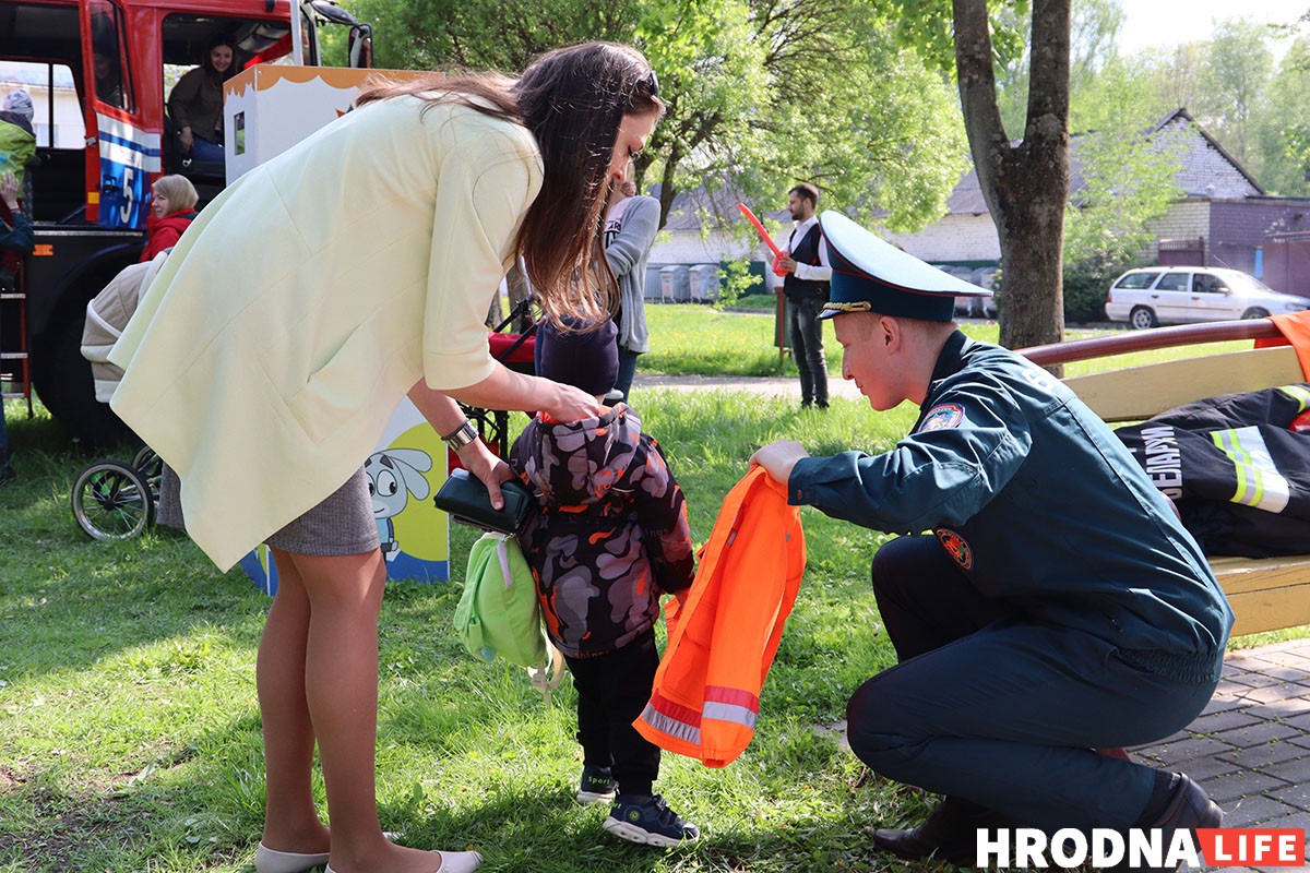 На Дне семьи в Гродно детям дали подержать дубинки и оружие