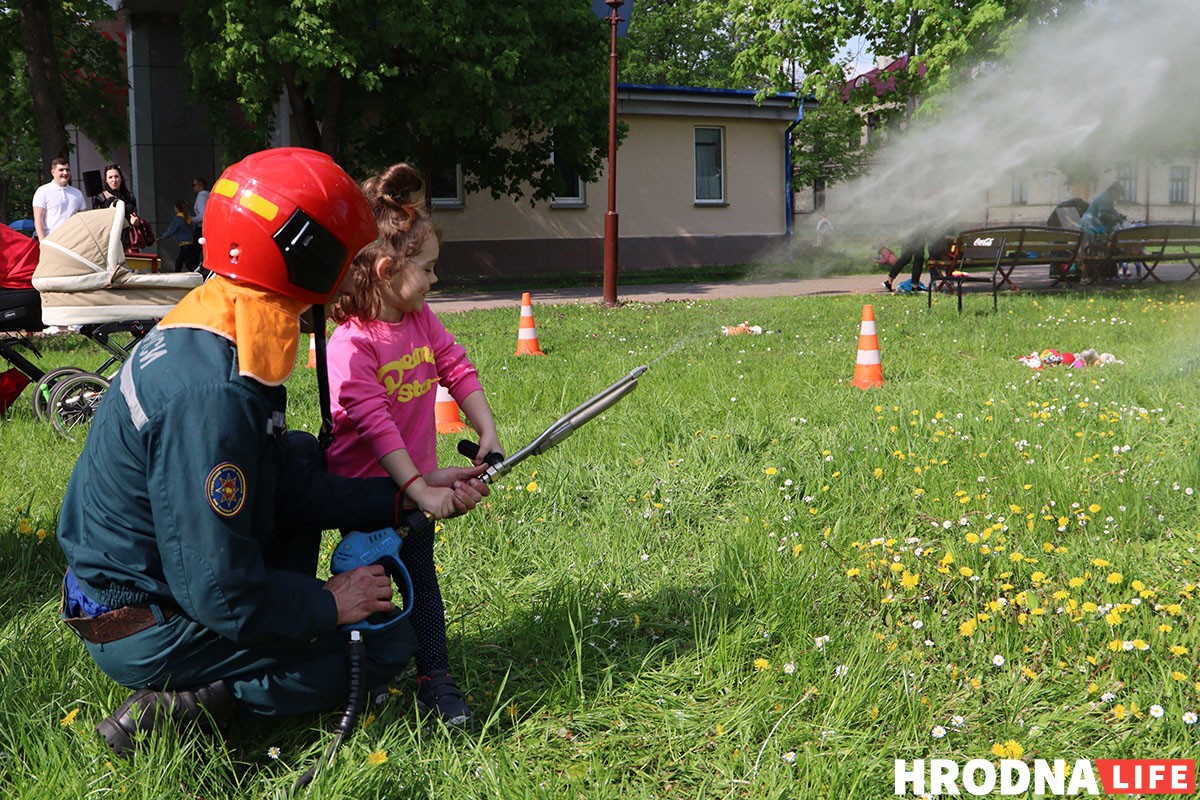 На Дне семьи в Гродно детям дали подержать дубинки и оружие