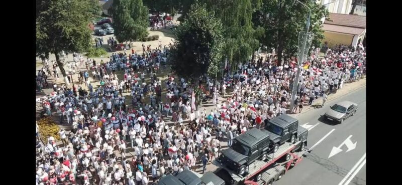 "Героі не паміраюць". Як беларусы смуткуюць аб Вітольдзе Ашурку
