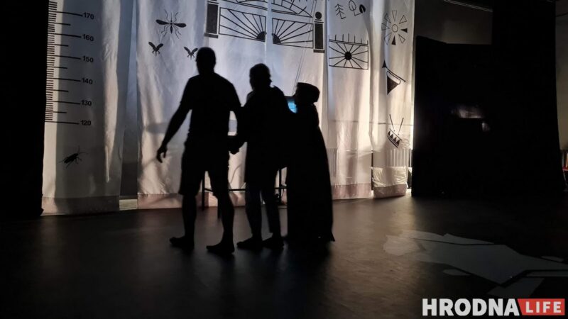 "Система учит не слышать, а подавлять". Уволенные актёры из Гродно показали в Вильнюсе «Третью смену»