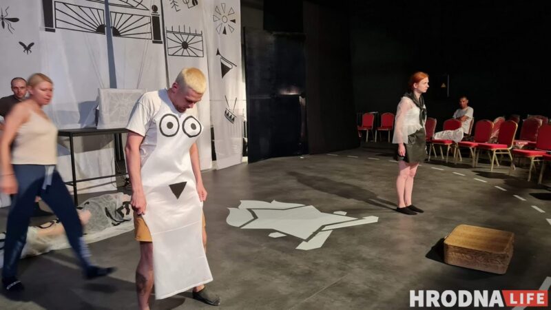 "Система учит не слышать, а подавлять". Уволенные актёры из Гродно показали в Вильнюсе «Третью смену»