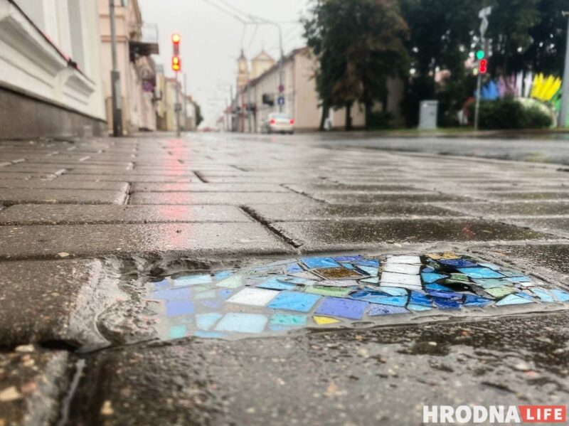 "Хірург ходнікаў" ці "свой Бэнксі"? Невядомы майстар у Гродне стварае стрыт-арт пад нагамі