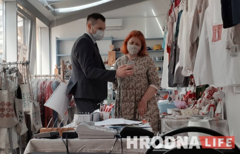 Магазин "Адметнасць" в Гродно прекратил работу Ідэолаг і Вольга Верамеенка ў краме "Адметнасць". Фота: Hrodna.life