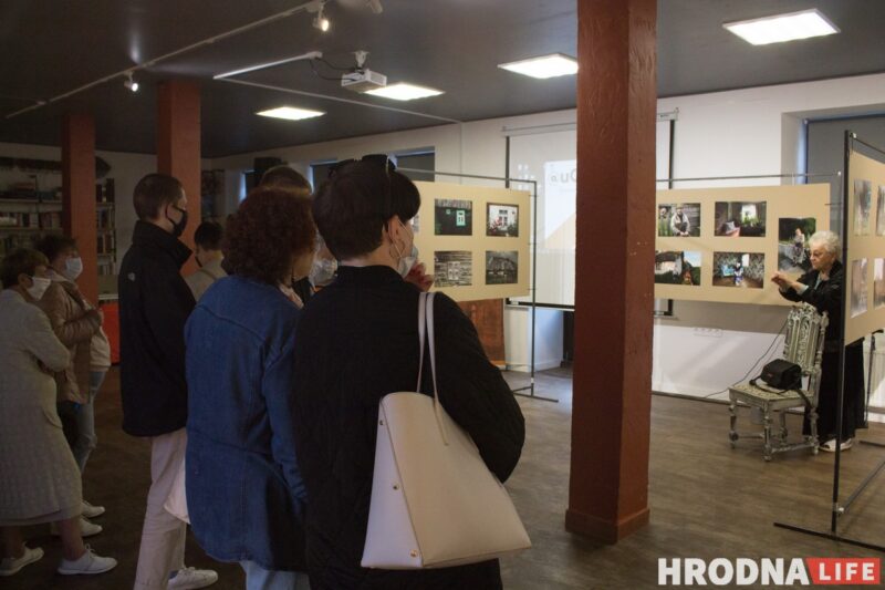 «Любоў - хатка, коцік - душа». Выставу Наталлі Дораш "Карані" адкрылі ў Гродне