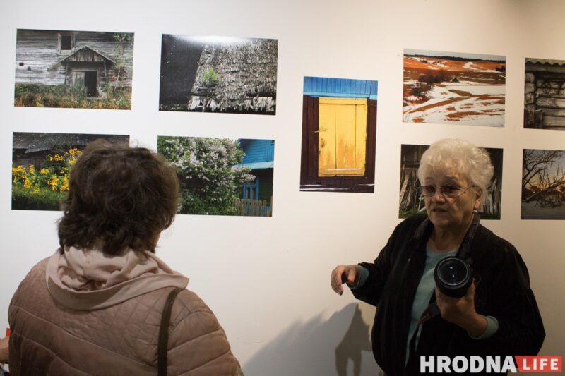 «Любоў - хатка, коцік - душа». Выставу Наталлі Дораш "Карані" адкрылі ў Гродне