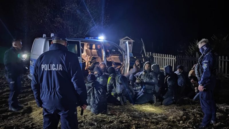 Две большие группы мигрантов прорвались в Польшу. На соседнем погранпереходе - огромная очередь
