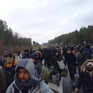 Колонна мигрантов прошла вдоль трассы к границе с Польшей. Их сопровождали люди в форме и с оружием Колонна мигрантов прошла вдоль трассы к границе с Польшей. Их сопровождали люди в форме и с оружием