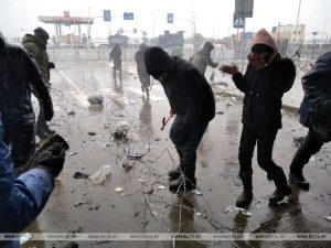 Штурм границы: мигранты разобрали плитку, польские силовики ответили водометом, полицейскому проломили череп Штурм границы: мигранты разобрали плитку, польские силовики ответили водометом, полицейскому проломили череп