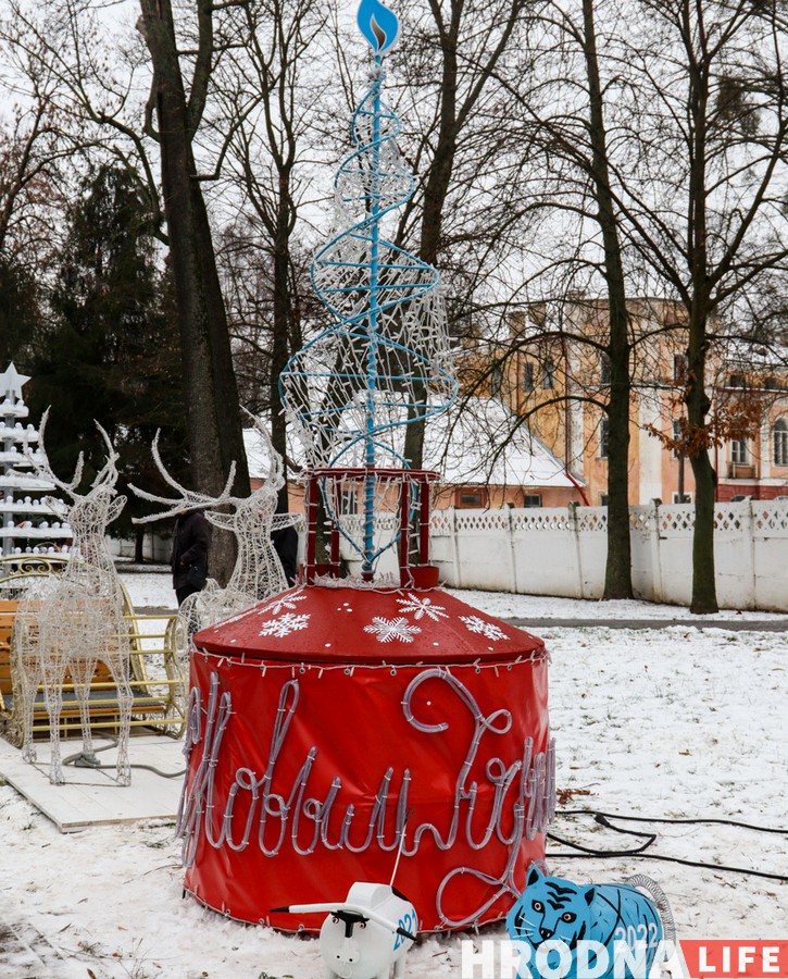 Меньше агротреша, больше фотозон и инфокиоск в елке. Смотрите, какие “дизайнерские” деревья поставили в гродненском парке