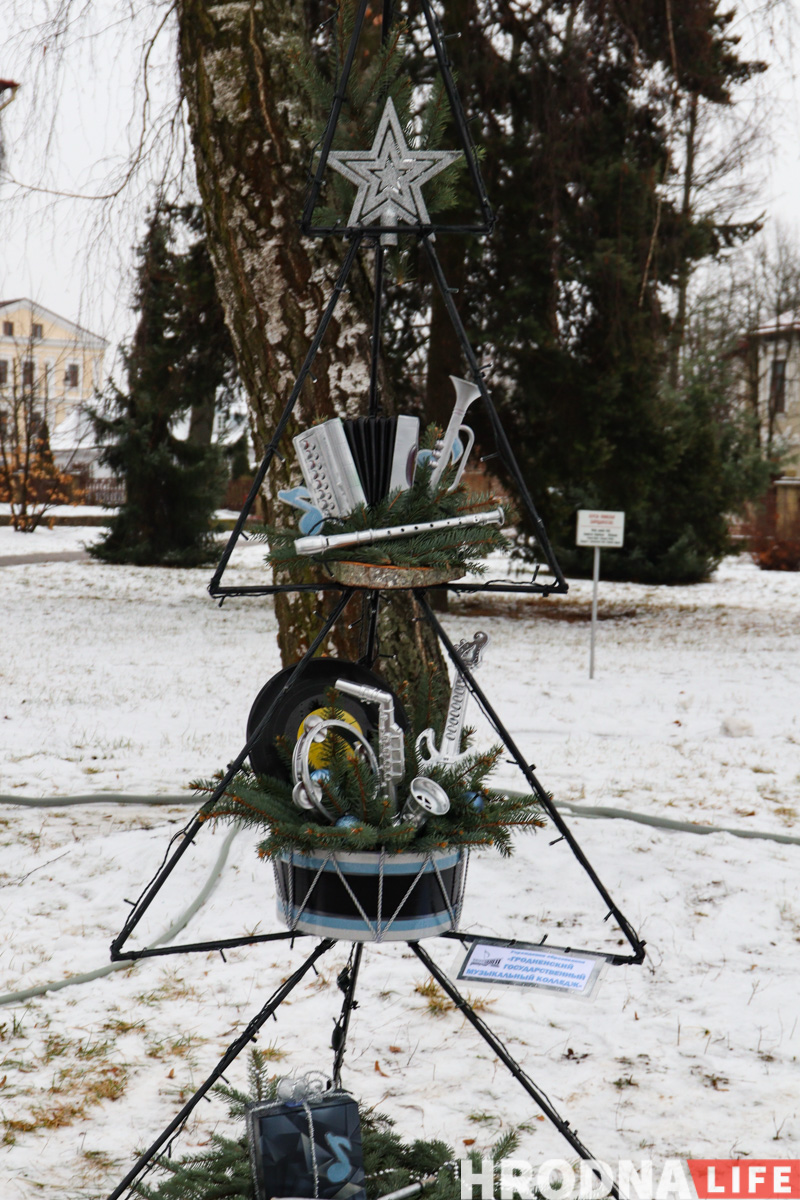 Меньше агротреша, больше фотозон и инфокиоск в елке. Смотрите, какие “дизайнерские” деревья поставили в гродненском парке