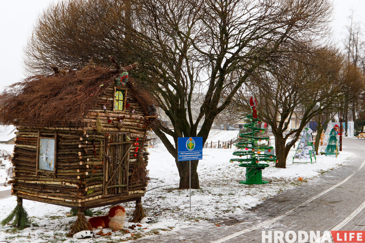 Меньше агротреша, больше фотозон и инфокиоск в елке. Смотрите, какие “дизайнерские” деревья поставили в гродненском парке