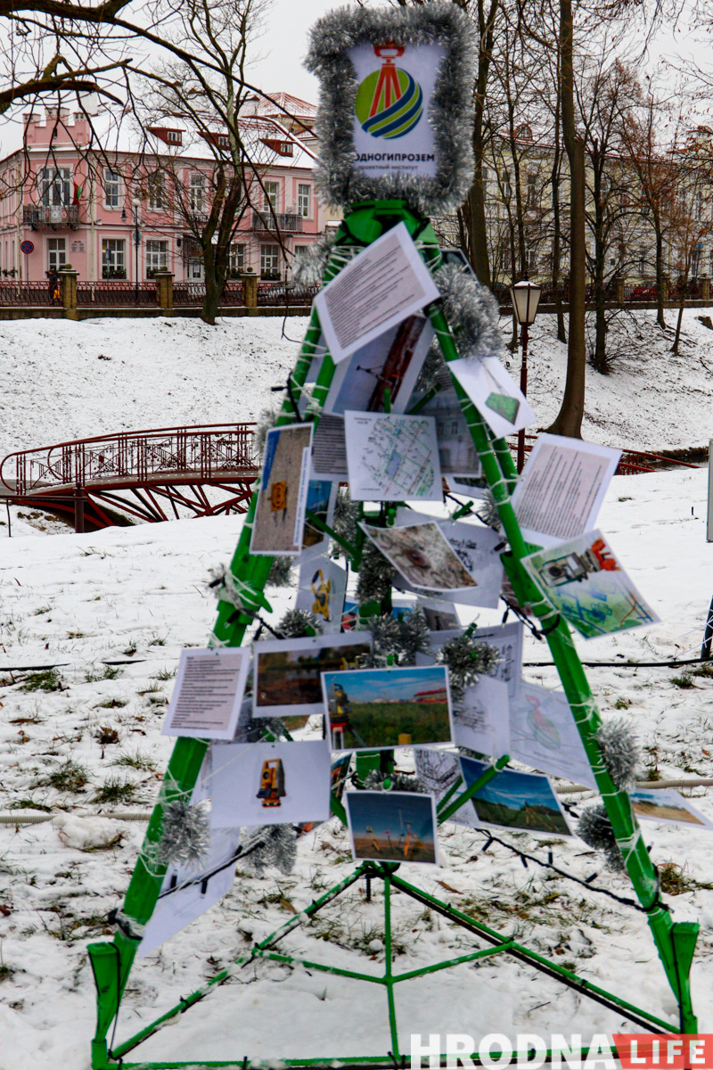 Меньше агротреша, больше фотозон и инфокиоск в елке. Смотрите, какие “дизайнерские” деревья поставили в гродненском парке