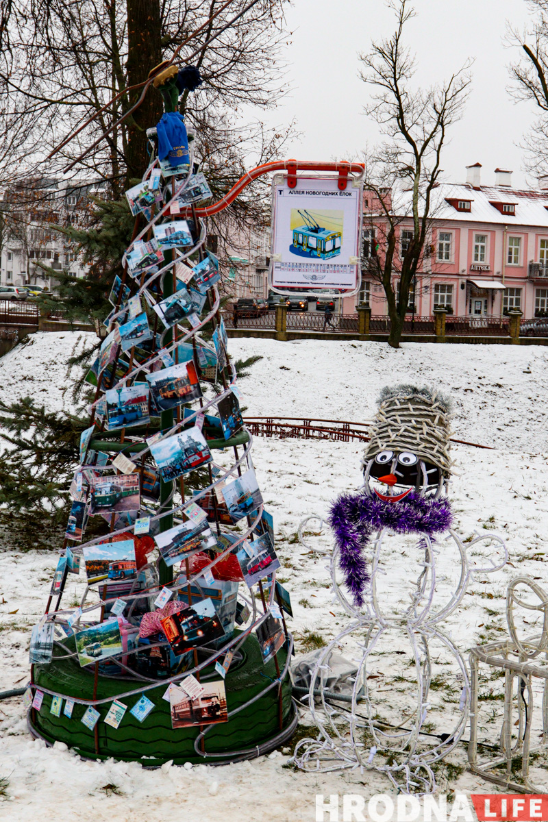 Меньше агротреша, больше фотозон и инфокиоск в елке. Смотрите, какие “дизайнерские” деревья поставили в гродненском парке