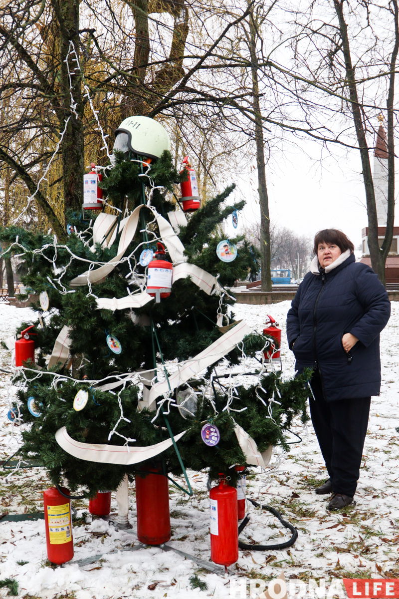 Меньше агротреша, больше фотозон и инфокиоск в елке. Смотрите, какие “дизайнерские” деревья поставили в гродненском парке