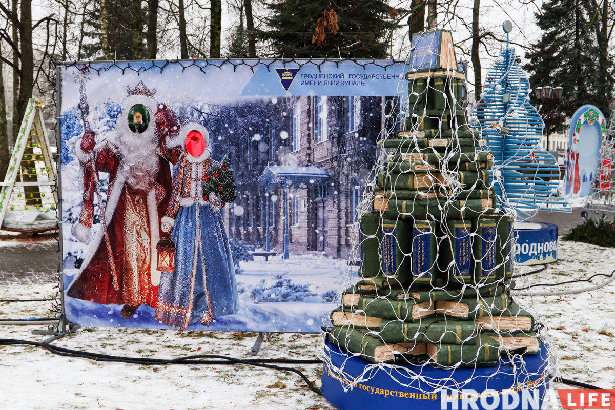 Меньше агротреша, больше фотозон и инфокиоск в елке. Смотрите, какие “дизайнерские” деревья поставили в гродненском парке