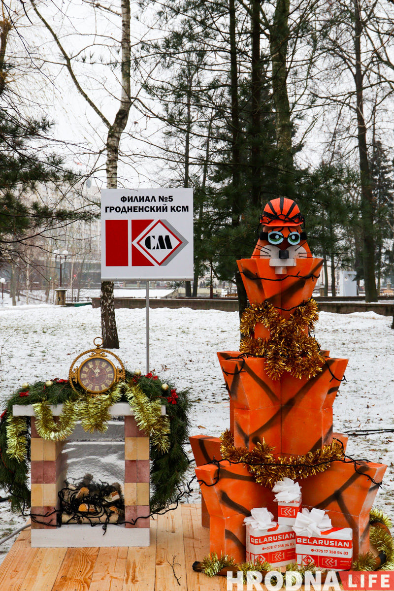 Меньше агротреша, больше фотозон и инфокиоск в елке. Смотрите, какие “дизайнерские” деревья поставили в гродненском парке