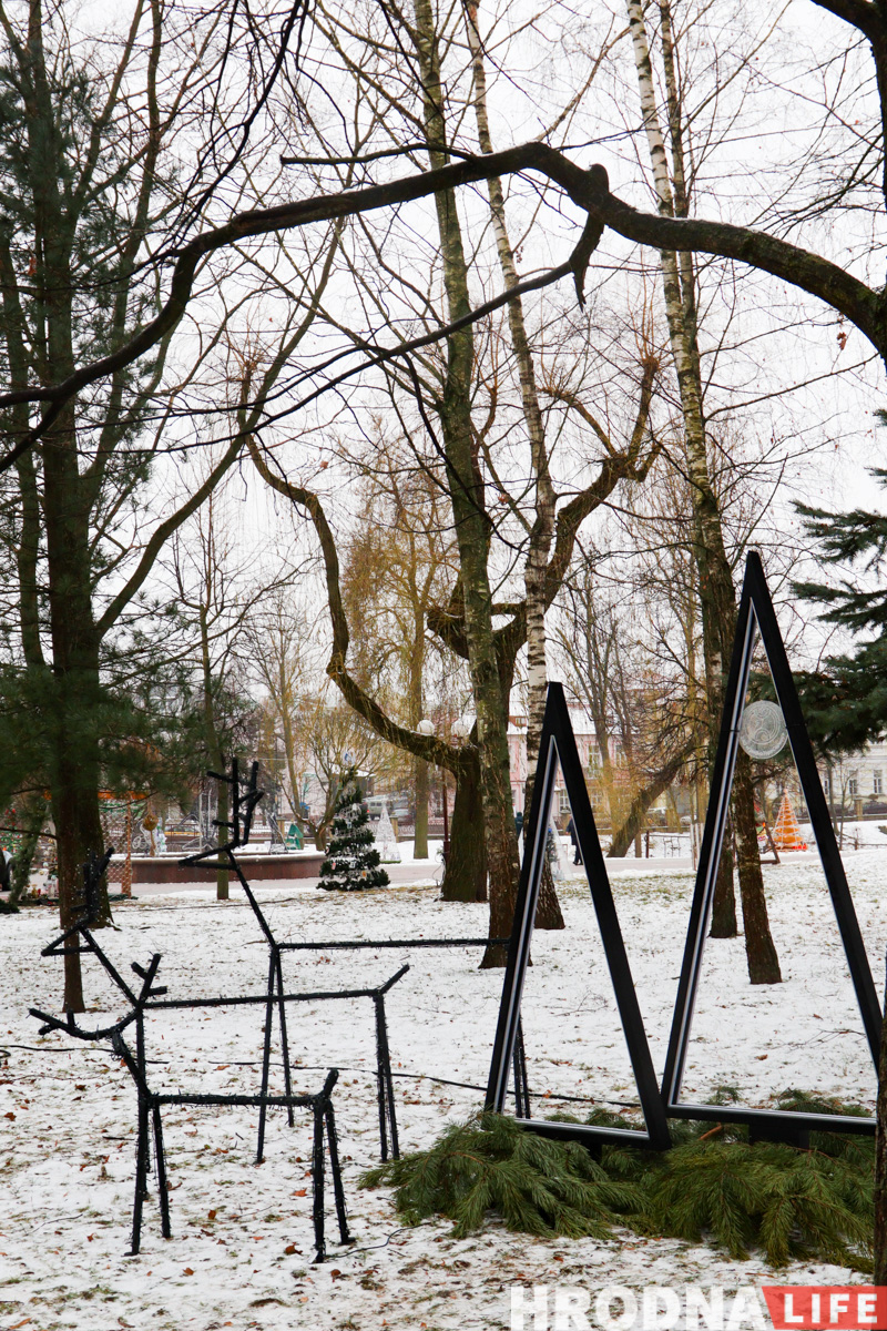 Меньше агротреша, больше фотозон и инфокиоск в елке. Смотрите, какие “дизайнерские” деревья поставили в гродненском парке