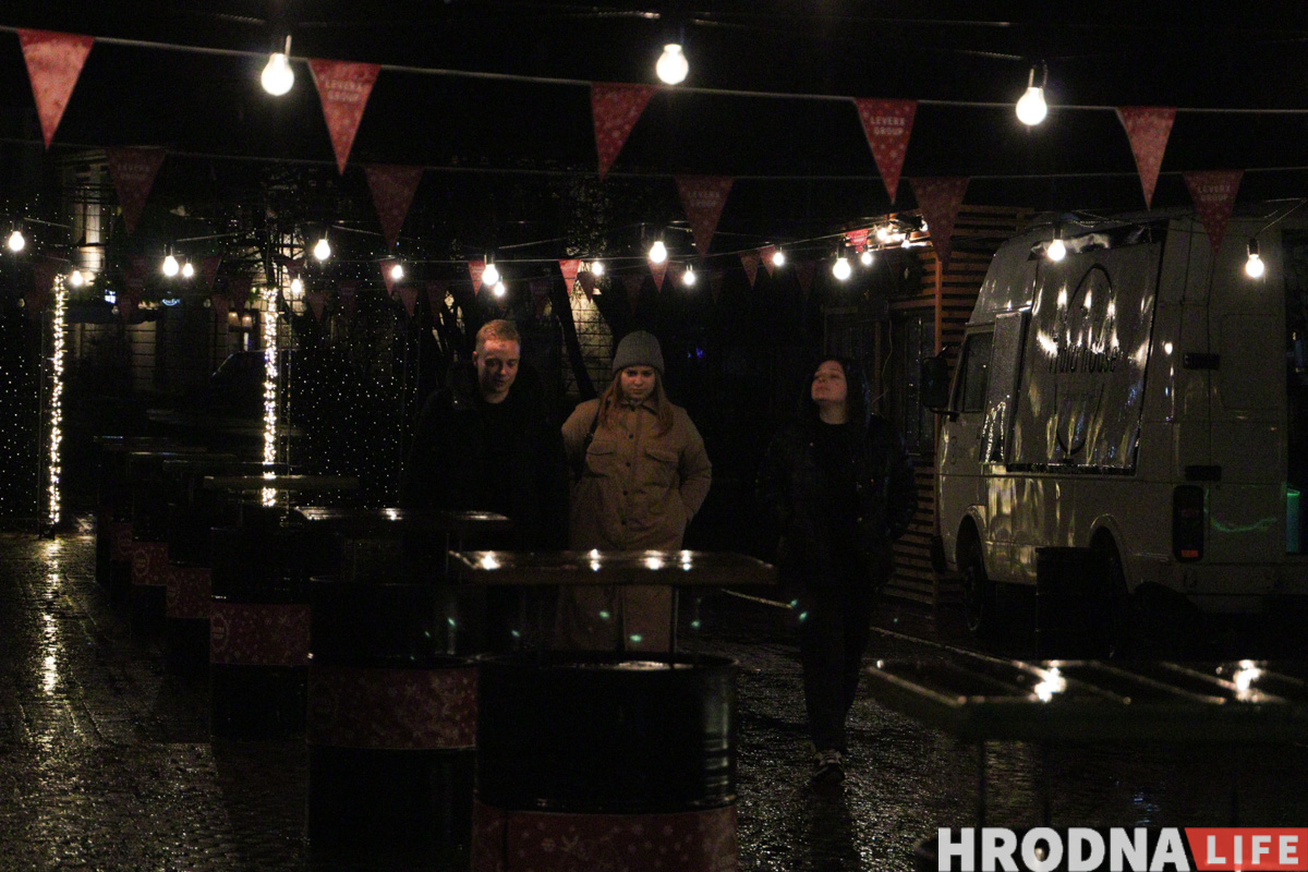 Дед Мороз - новичок, обещания грога и ламповость. На Советской заработала "европейская" рождественская ярмарка «Зімовы фэст»