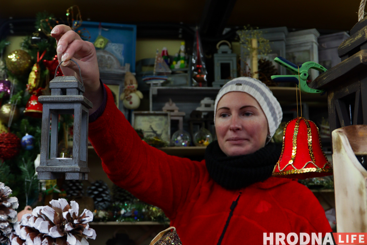 Дед Мороз - новичок, обещания грога и ламповость. На Советской заработала "европейская" рождественская ярмарка «Зімовы фэст»
