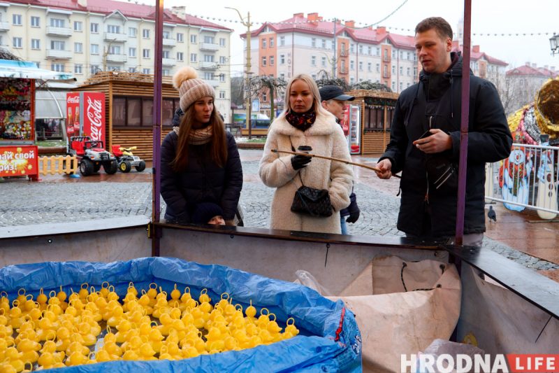 Дед Мороз - новичок, обещания грога и ламповость. На Советской заработала "европейская" рождественская ярмарка «Зімовы фэст»