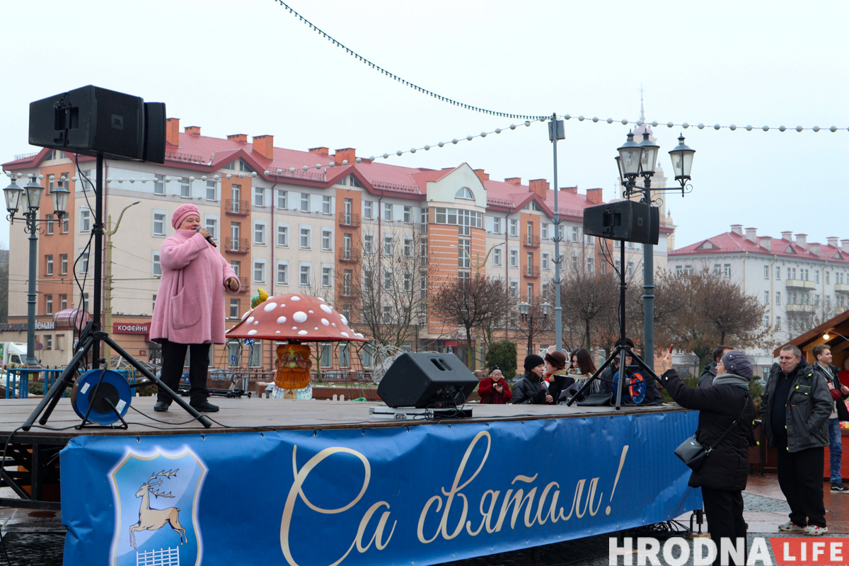 Дед Мороз - новичок, обещания грога и ламповость. На Советской заработала "европейская" рождественская ярмарка «Зімовы фэст»