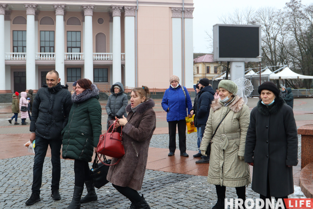 Дед Мороз - новичок, обещания грога и ламповость. На Советской заработала "европейская" рождественская ярмарка «Зімовы фэст»