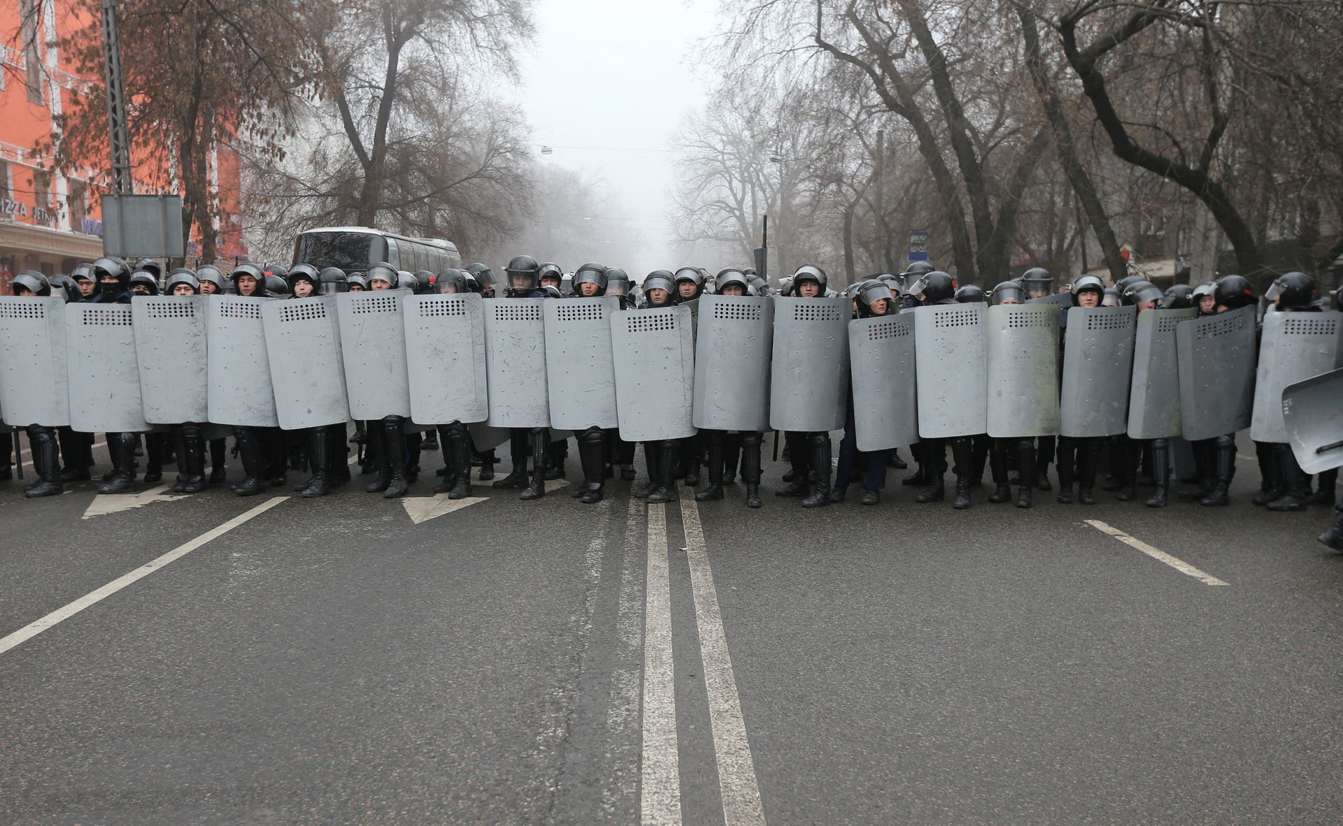 Горит администрация и прокуратура, требуют полной смены власти. Что происходит в Казахстане, где выросли цены на газ