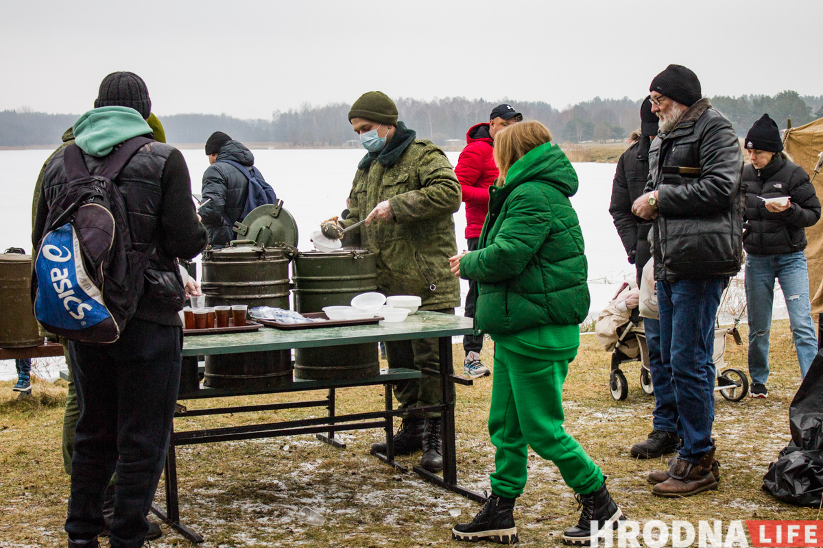 “Людей меньше, а лед тоньше”. В Гродно на Юбилейном озере прошло крещенское купание