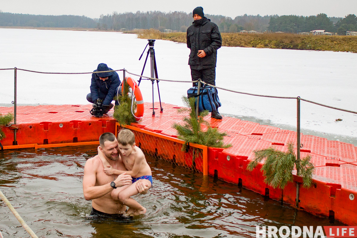 “Людей меньше, а лед тоньше”. В Гродно на Юбилейном озере прошло крещенское купание
